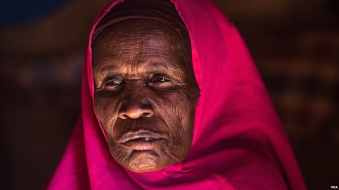 Geelo Ismail Mohamed sits in her makeshift hut after fleeing drought in the Somaliland region of Somalia, Feb. 9, 2017. (VOA/Jason Patinkin)